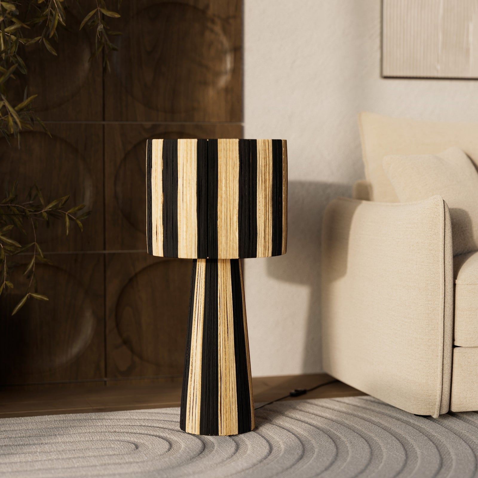 grande lampe rayee noire et beige en feuille de palmier solea