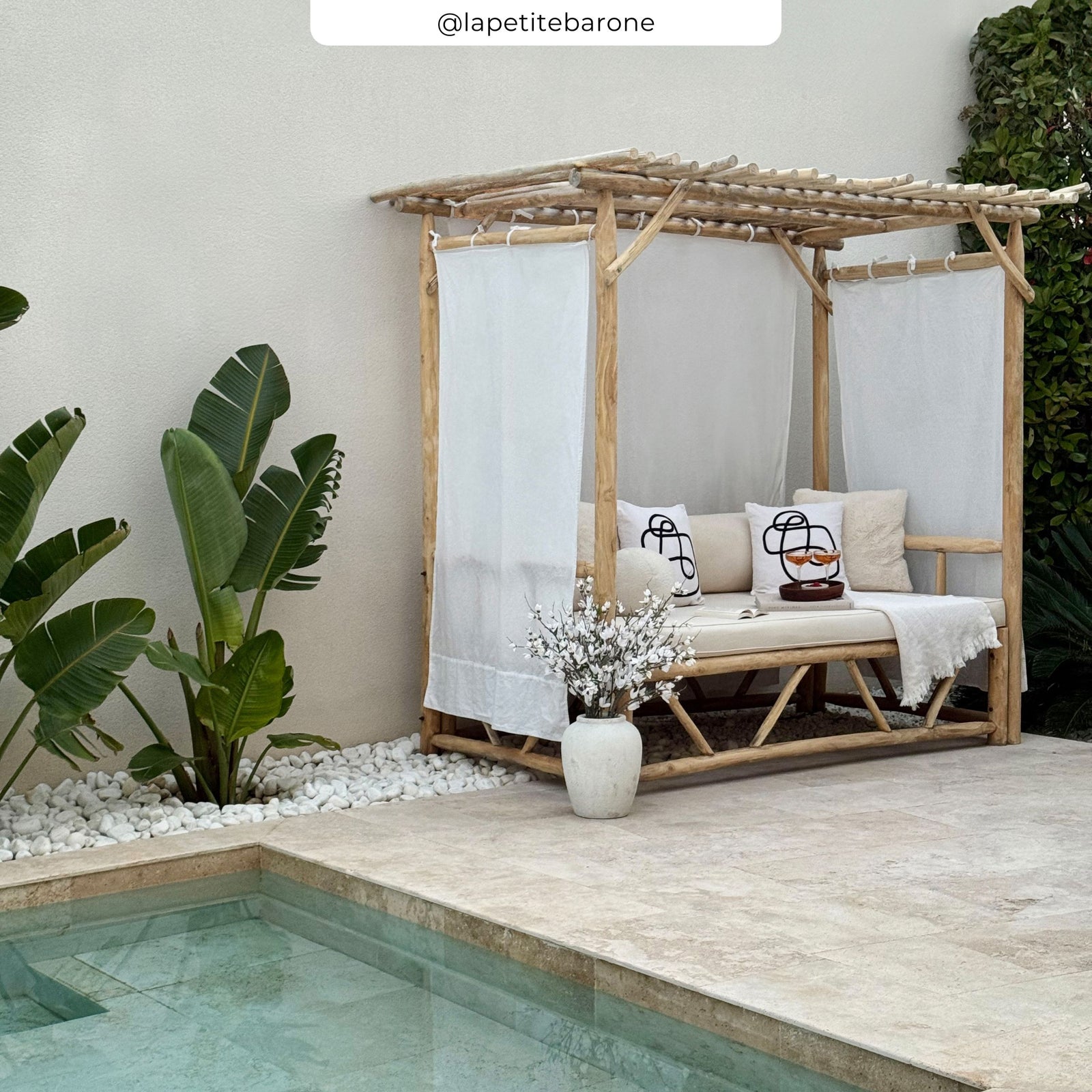 jardin boheme lit baldaquin blanc beige bois bambou tika