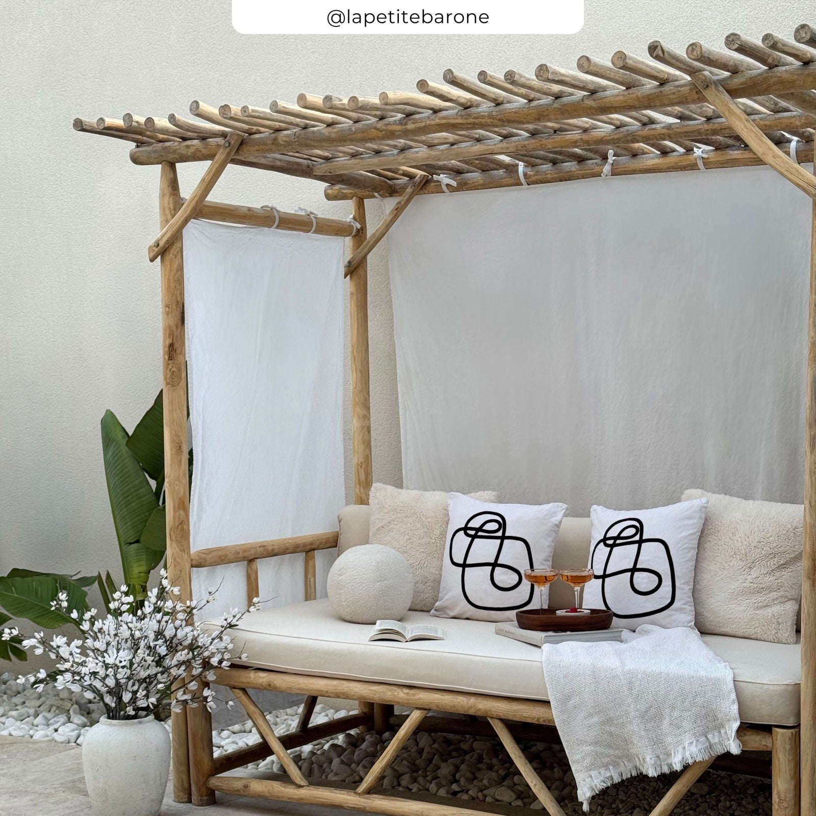jardin lit baldaquin blanc beige bois bambou boheme tika