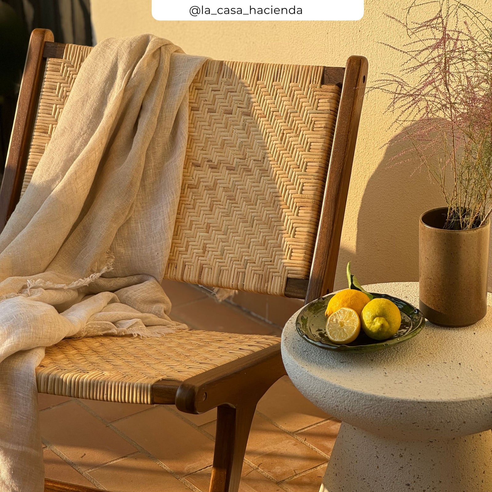 kilka fauteuil rotin et bois chevron marron