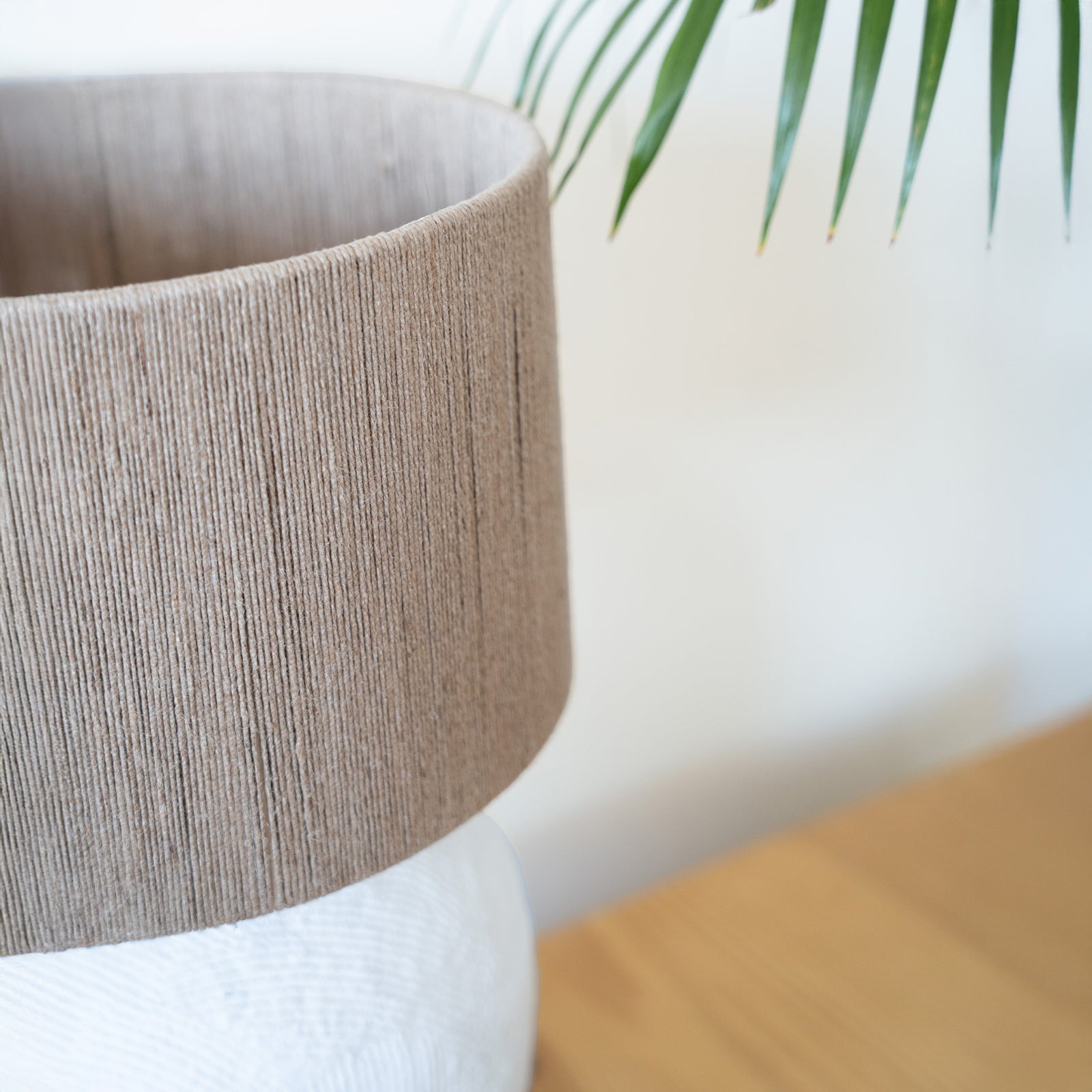 lampe blanche creme papier mache abat jour en jute nina