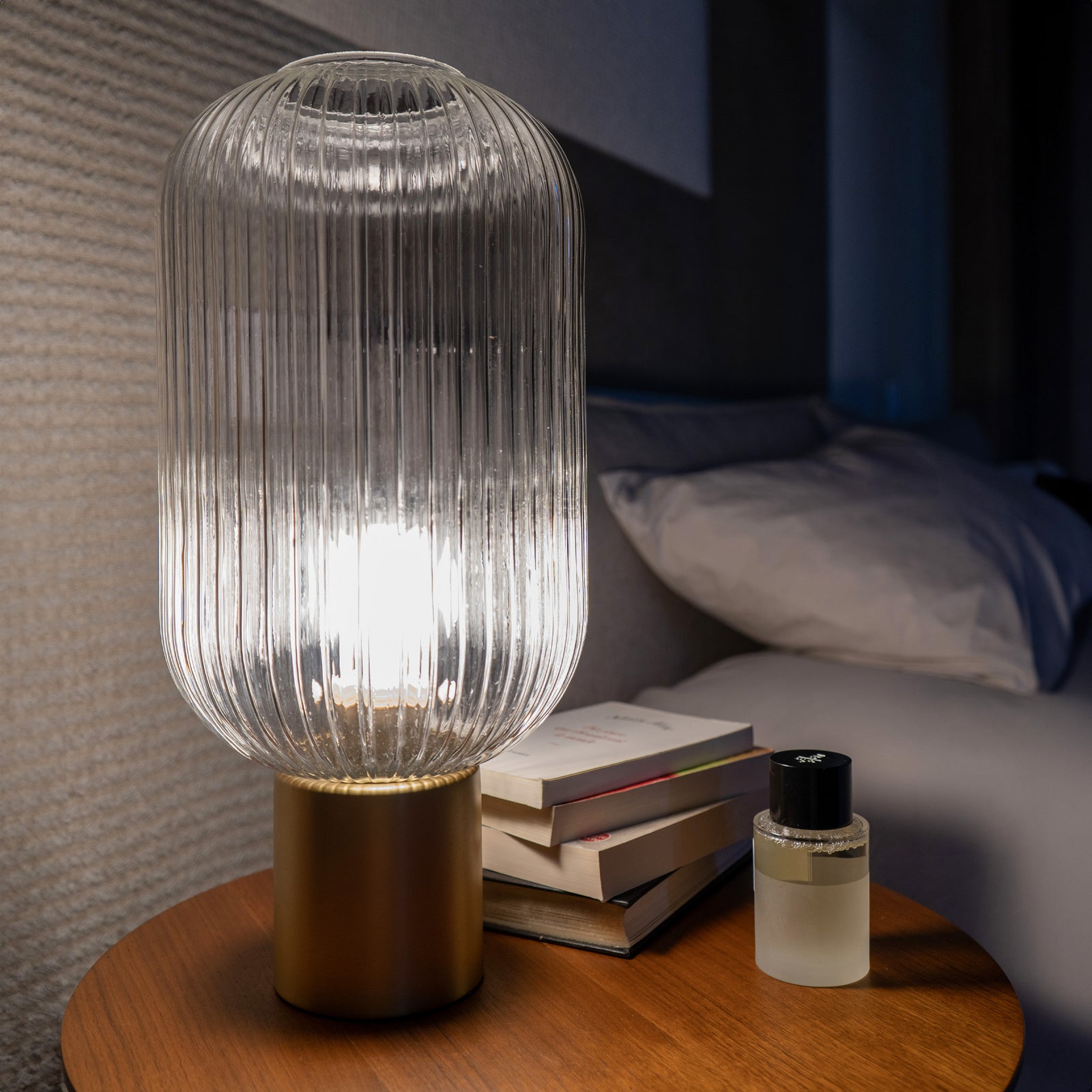 lampe lou a poser verre cannele et dore