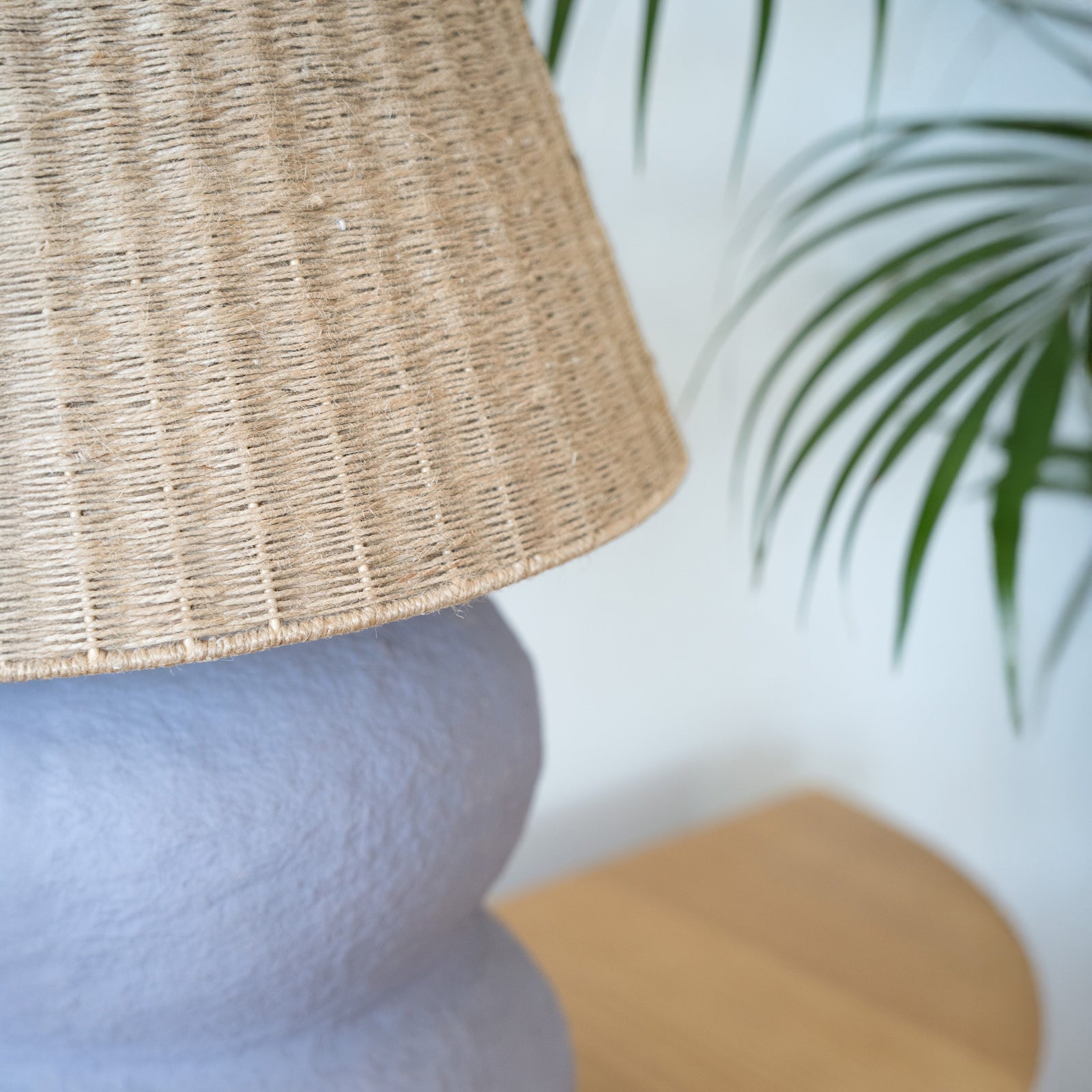 lampe violet pastel mauve abat jour en jupe lampe a poser ida