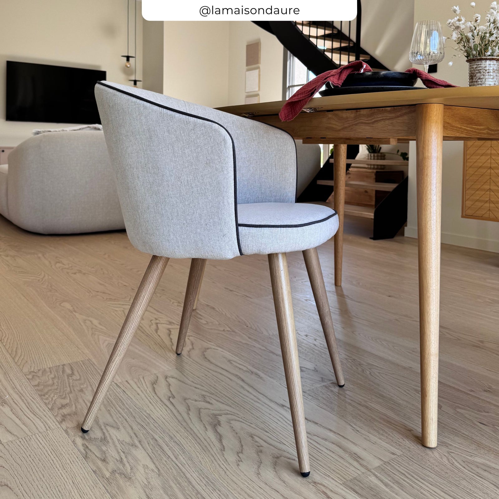 lot 2 chaises en tissu beige chiara pied imitation bois