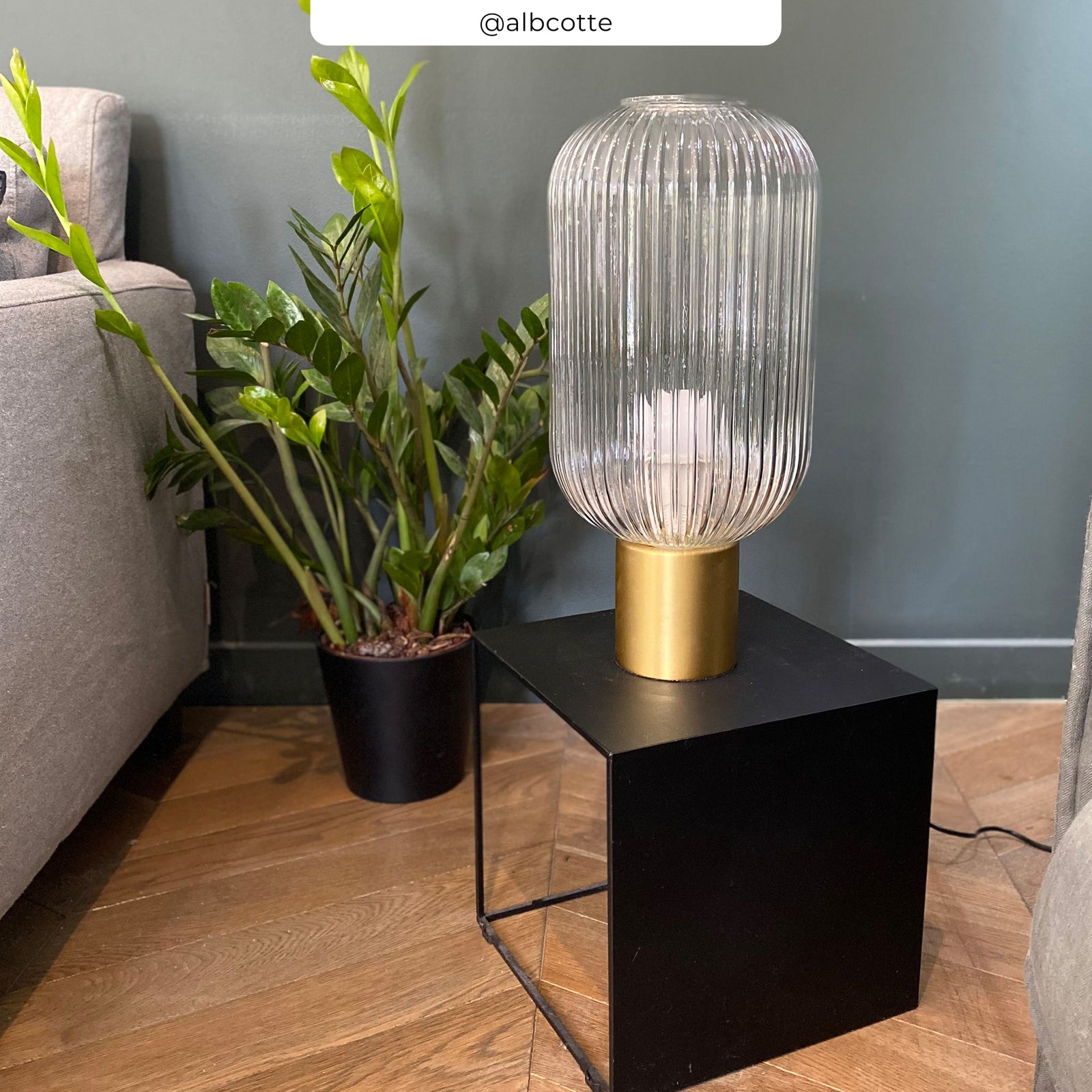 lou lampe a poser dore et verre cannele