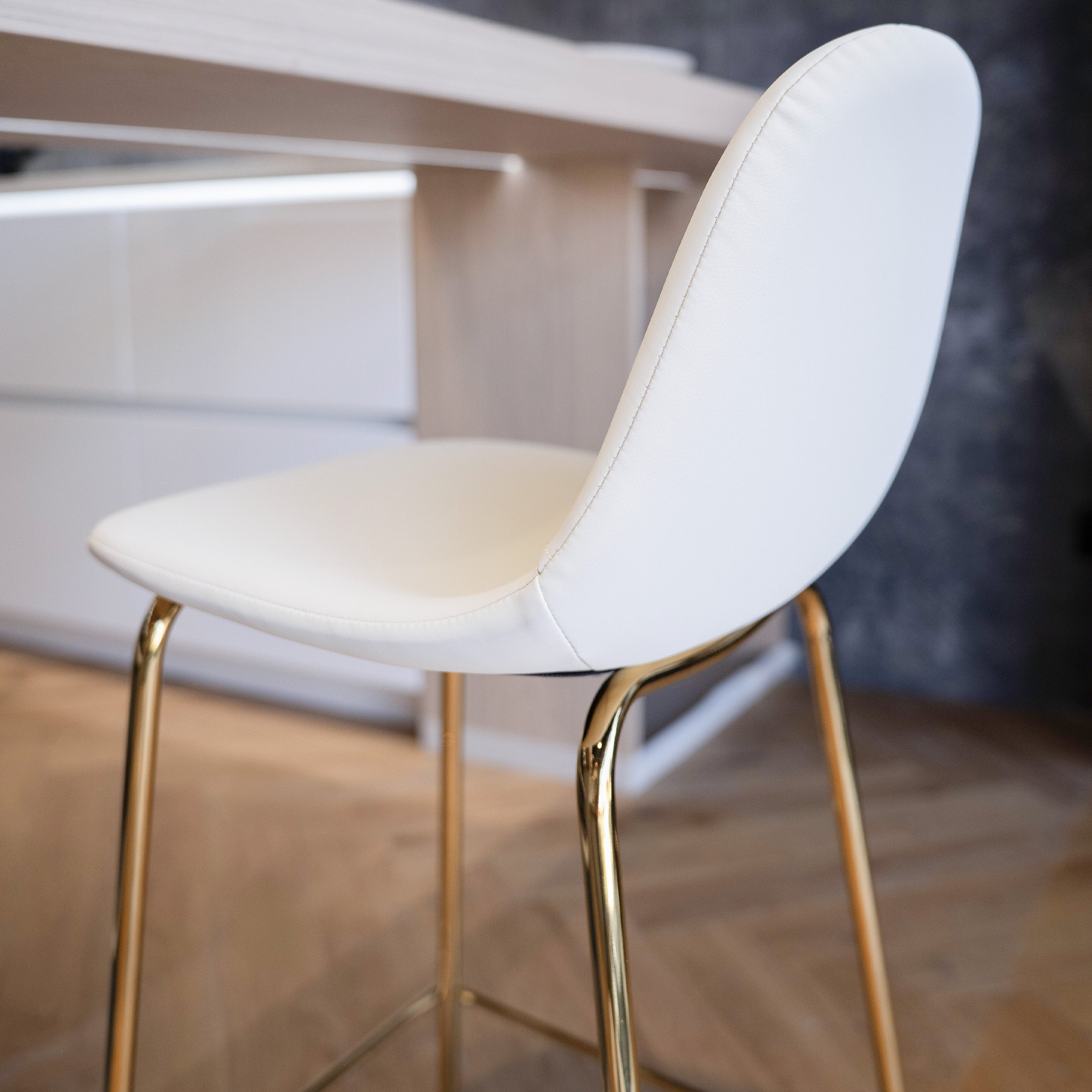 Chaise pour îlot central Henrik en cuir synthétique blanc 65 cm (lot de 2)