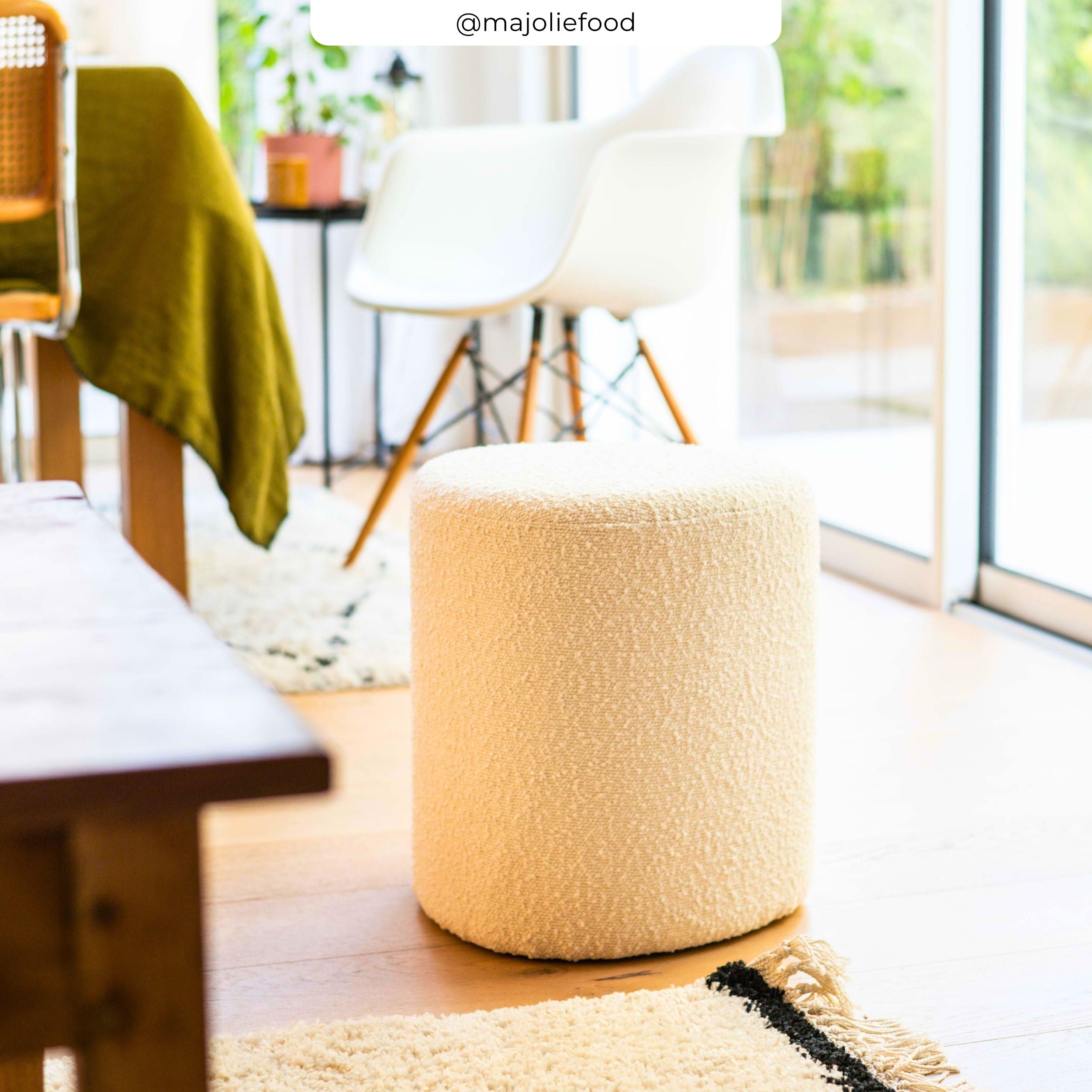pouf triangulaire en tissu boucle beige emmy