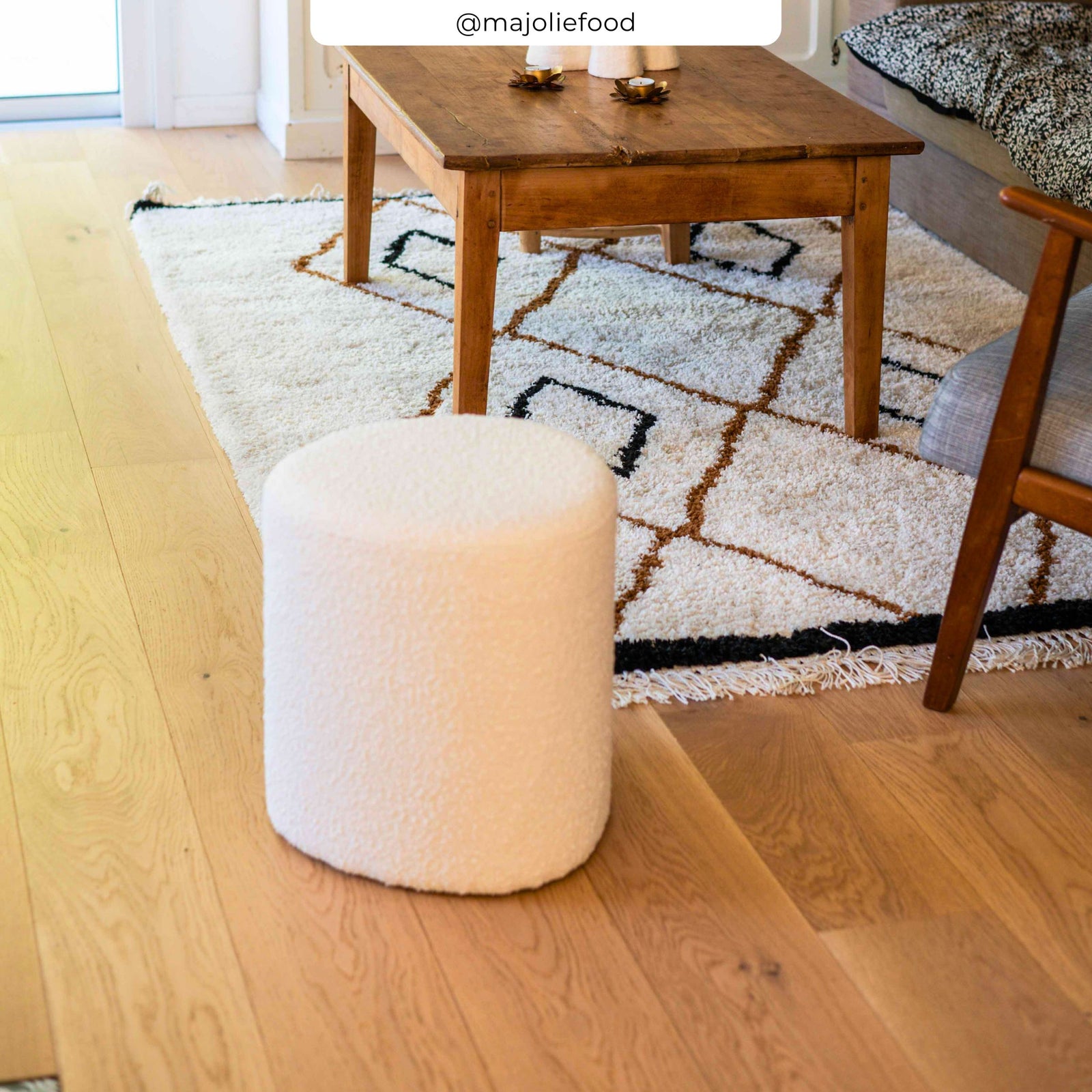 pouf triangulaire en tissu boucle biege emmy