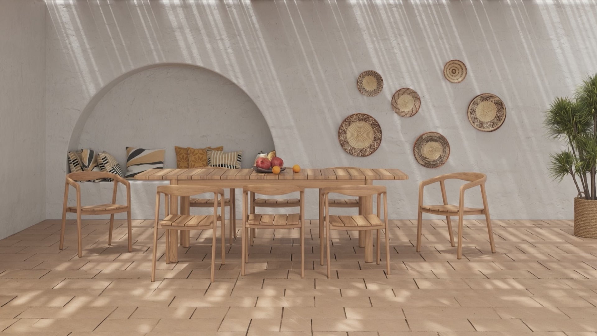 Charger la vidéo : Salon de jardin en bois massif composé d’une table rectangulaire et de chaises assorties sur terrasse en pierre, sous pergola en bois avec jeux d’ombres, mur blanc décoré de paniers tressés, ambiance méditerranéenne chaleureuse, Rendez-vous Déco