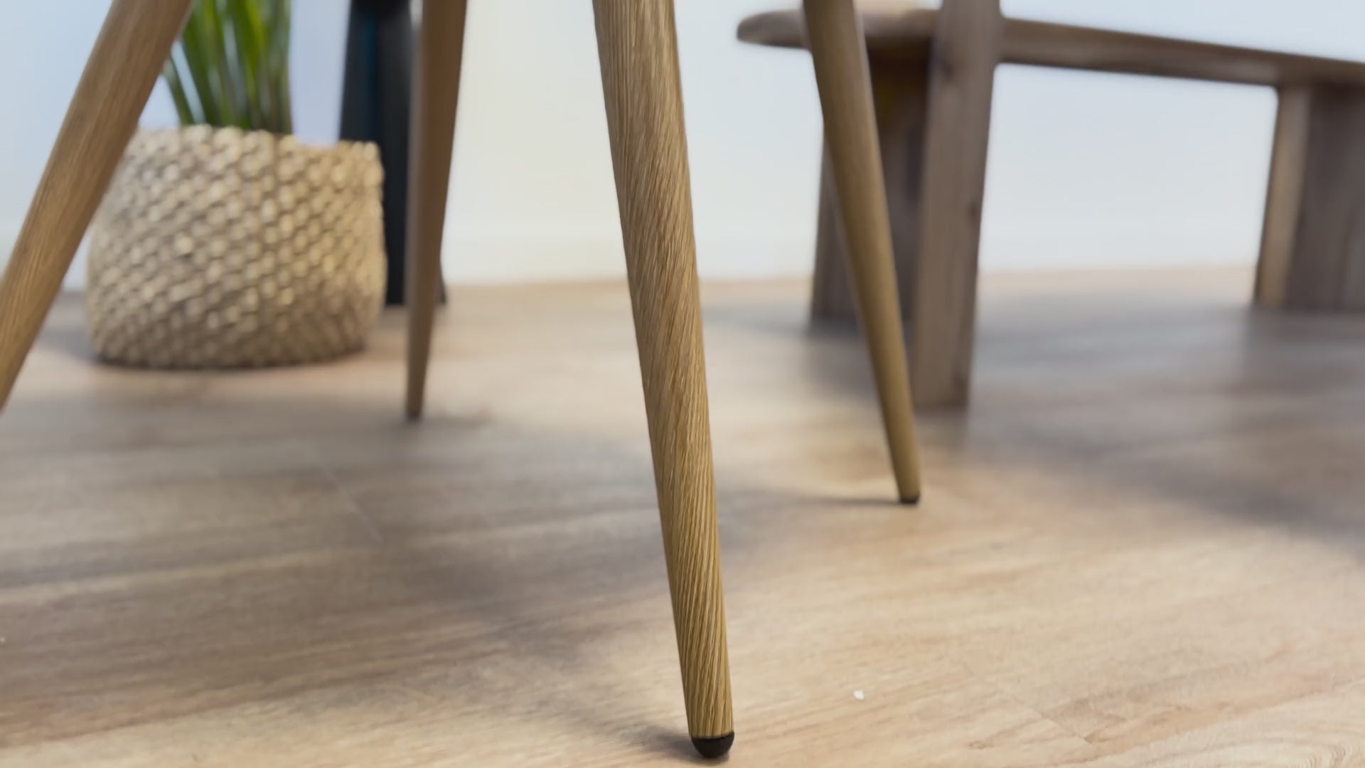 Charger la vidéo : Chaise Chiara en tissu beige (lot de 2)