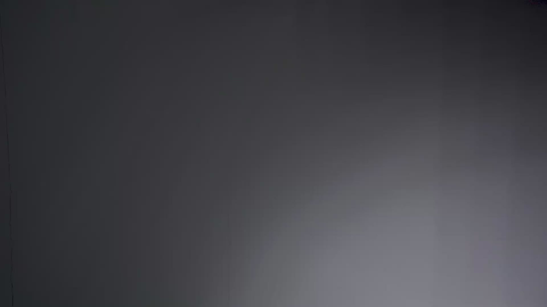 Charger la vidéo : Une femme avec un magazine Black Friday affichant -50% s&#39;assoit sur un canapé de la marque Rendez-Vous Déco