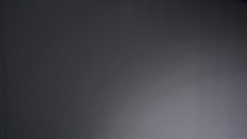 Une femme avec un magazine Black Friday affichant -50% s'assoit sur un canapé de la marque Rendez-Vous Déco