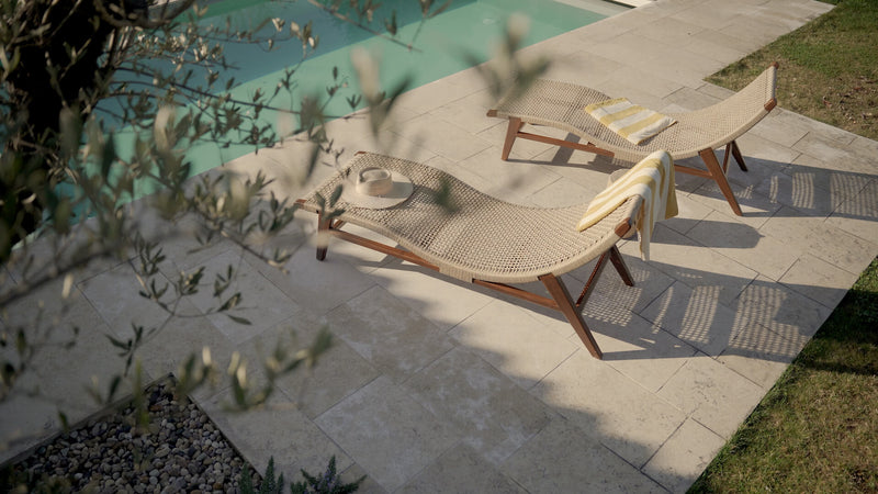 Bains de soleil en corde beige et bois avec coussins jaunes au bord d'une piscine turquoise – Rendez-vous Déco