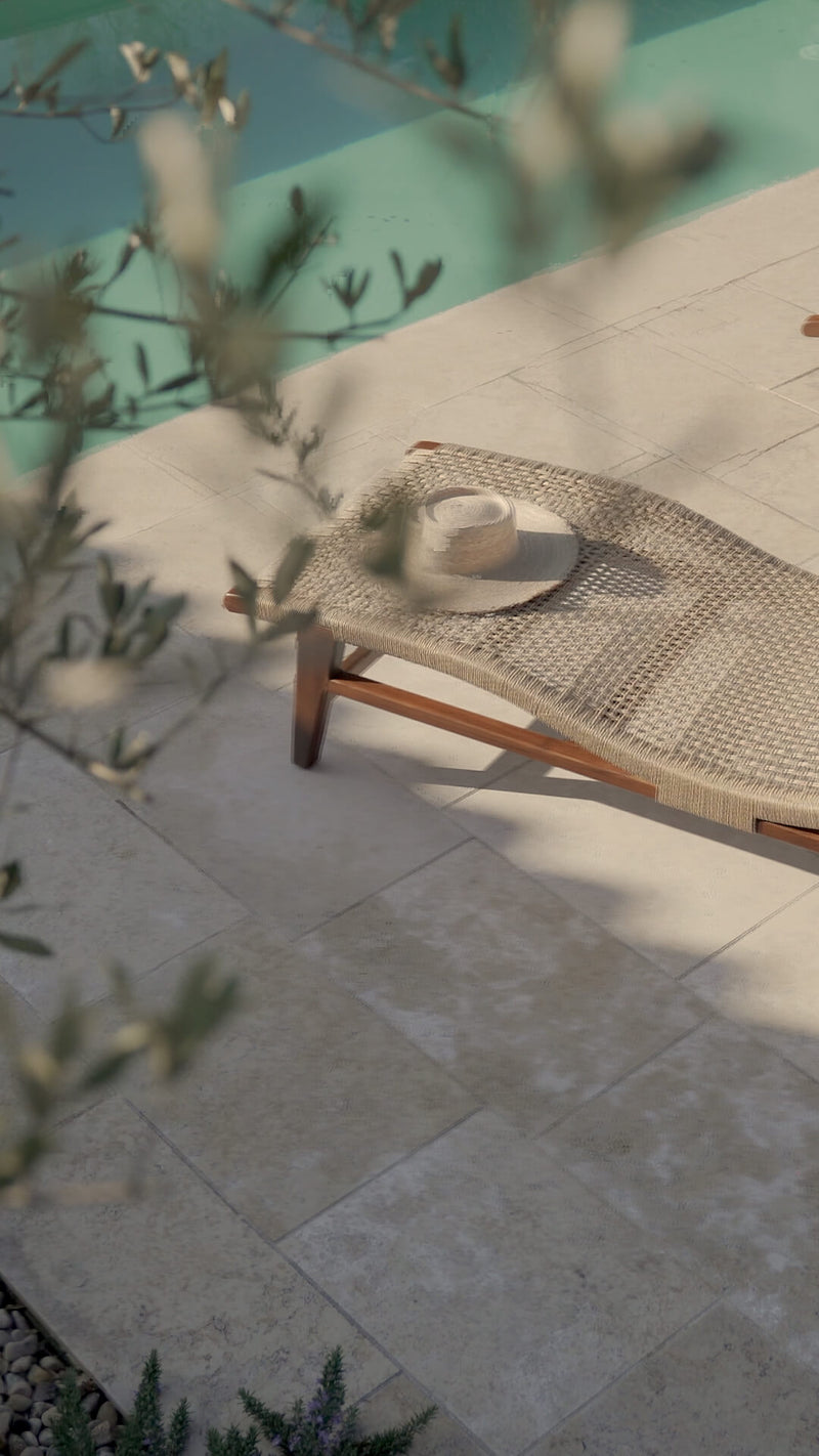 Bain de soleil en rotin naturel au bord d'une piscine, ambiance détente estivale – Rendez-vous Déco