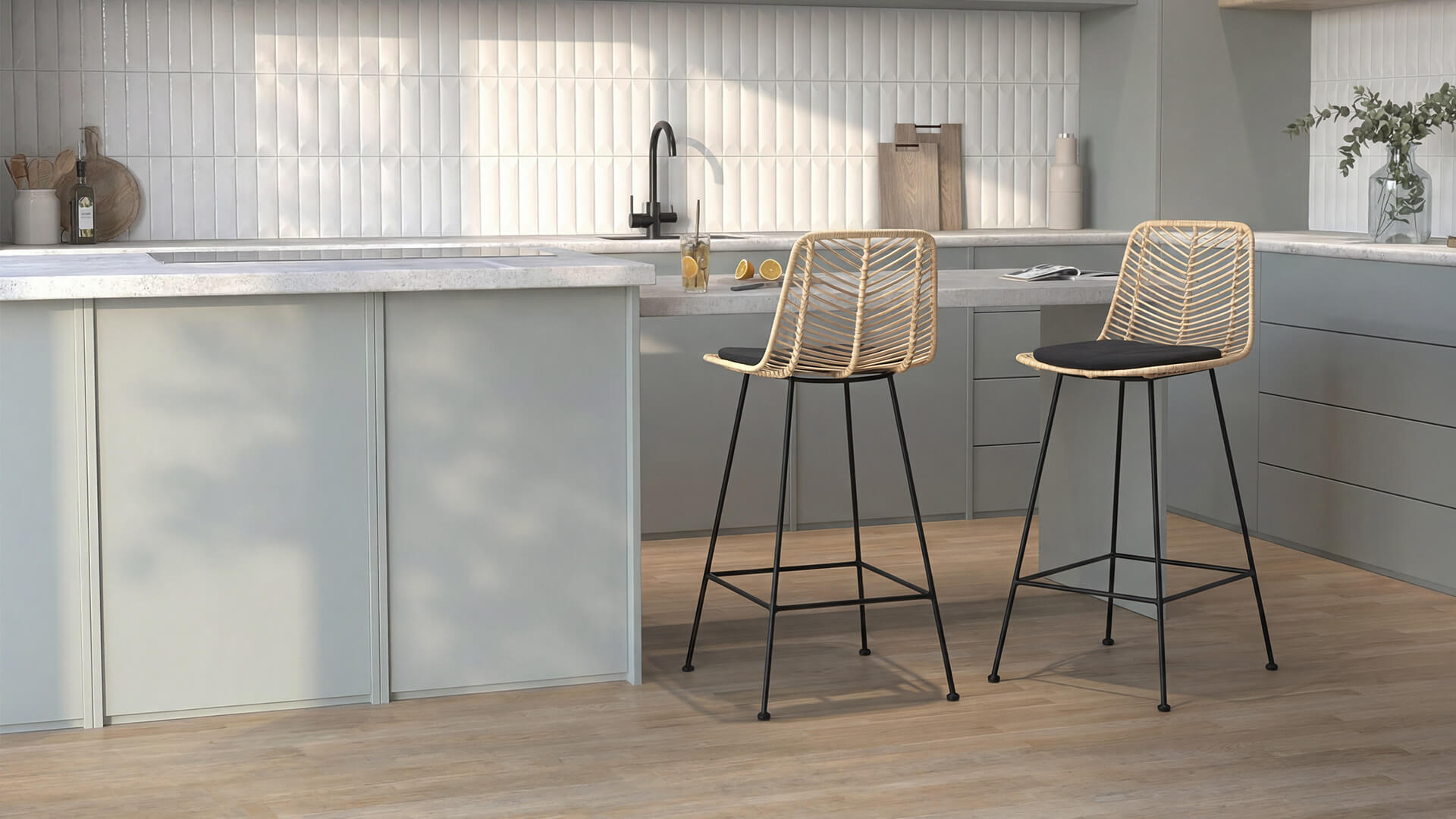 Charger la vidéo : Tabourets de bar en rotin naturel et pieds métal noir, coussin anthracite, cuisine scandinave lumineuse – Rendez-vous Déco