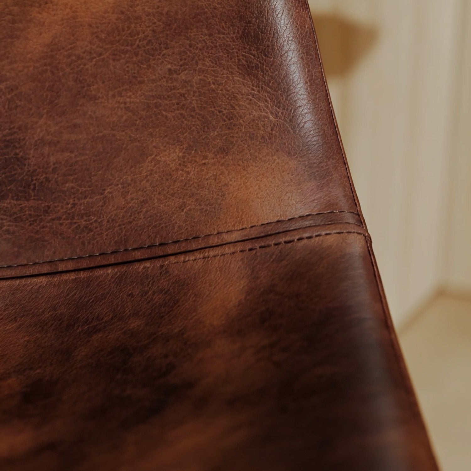 Charger la vidéo : Chaise pour îlot central Henrik en cuir synthétique marron 65 cm (lot de 2)
