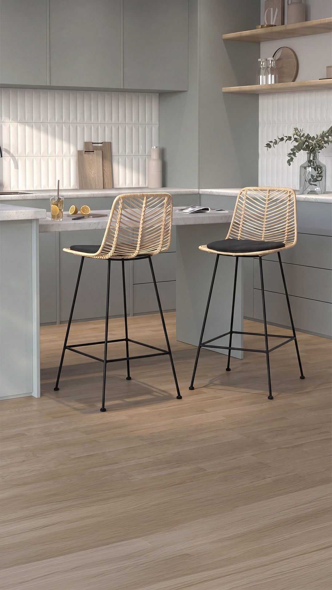 Charger la vidéo : Tabourets de bar en rotin naturel et pieds métal noir, coussin anthracite, cuisine scandinave lumineuse – Rendez-vous Déco