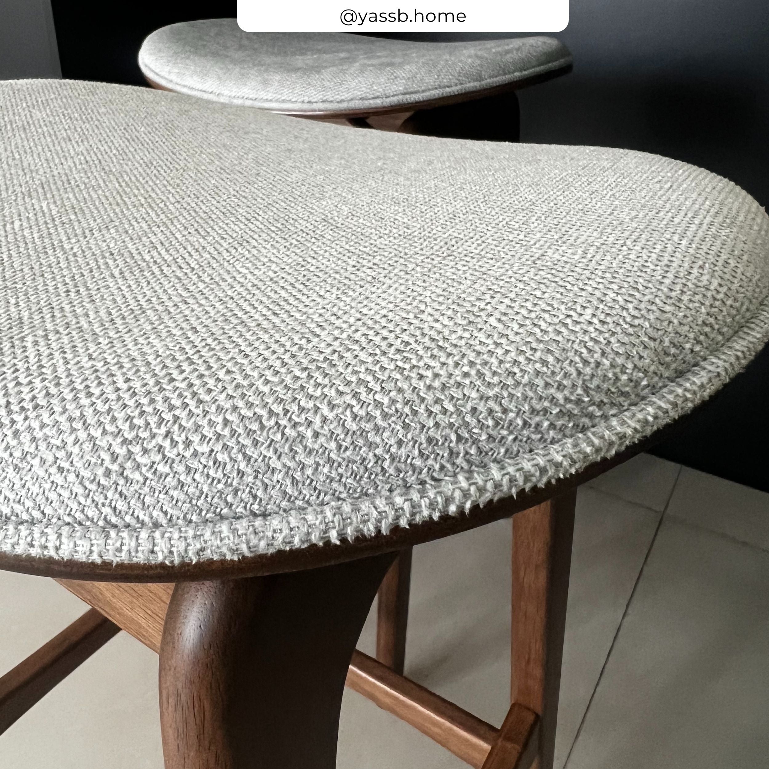 Tabouret pour îlot central Jude 65,5 cm en bois foncé et tissu gris clair (lot de 2)