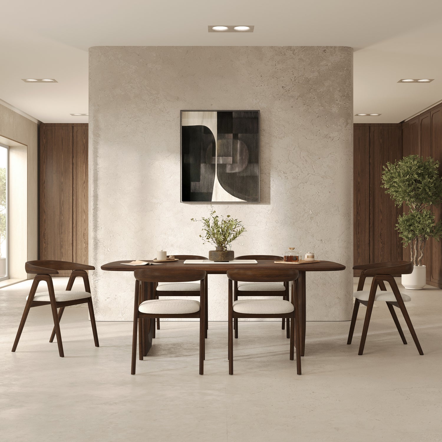 Salle à manger moderne et épurée avec table en bois foncé, chaises assorties aux assises claires, mur minéral texturé, décoration minimaliste et lumière douce