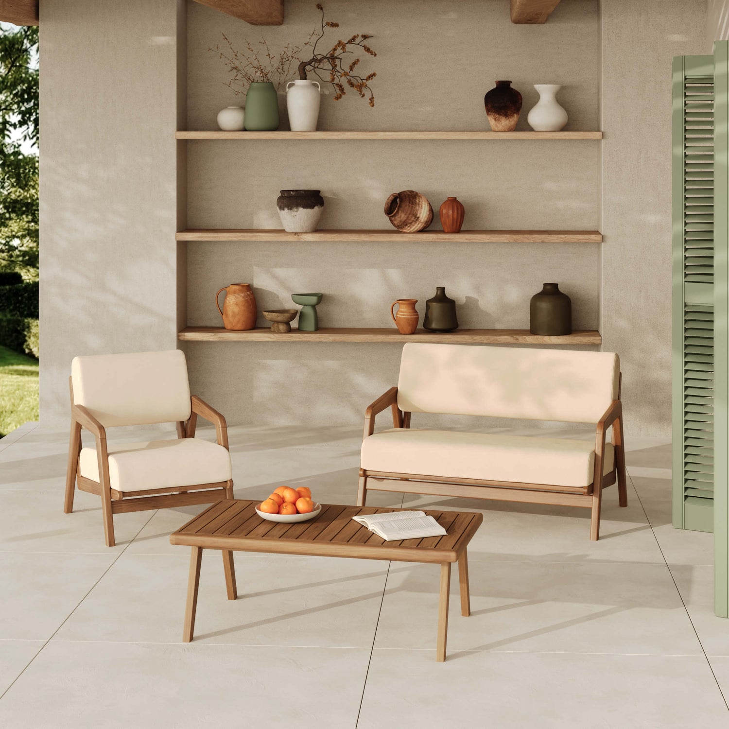 Salon de jardin en bois avec fauteuil, banquette et table basse à coussins écrus, sur terrasse lumineuse au style méditerranéen naturel, Rendez-vous Déco