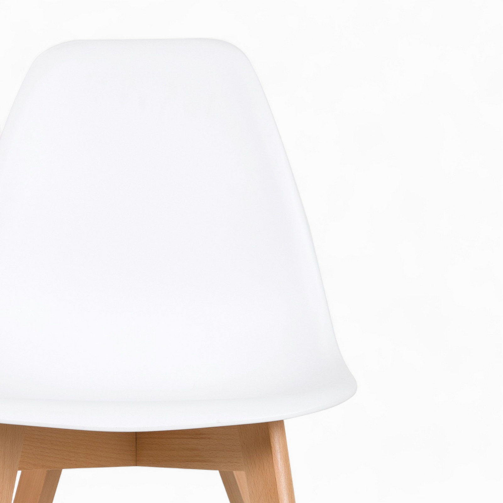 skandi 4 chaises skandi grises claires et blanches