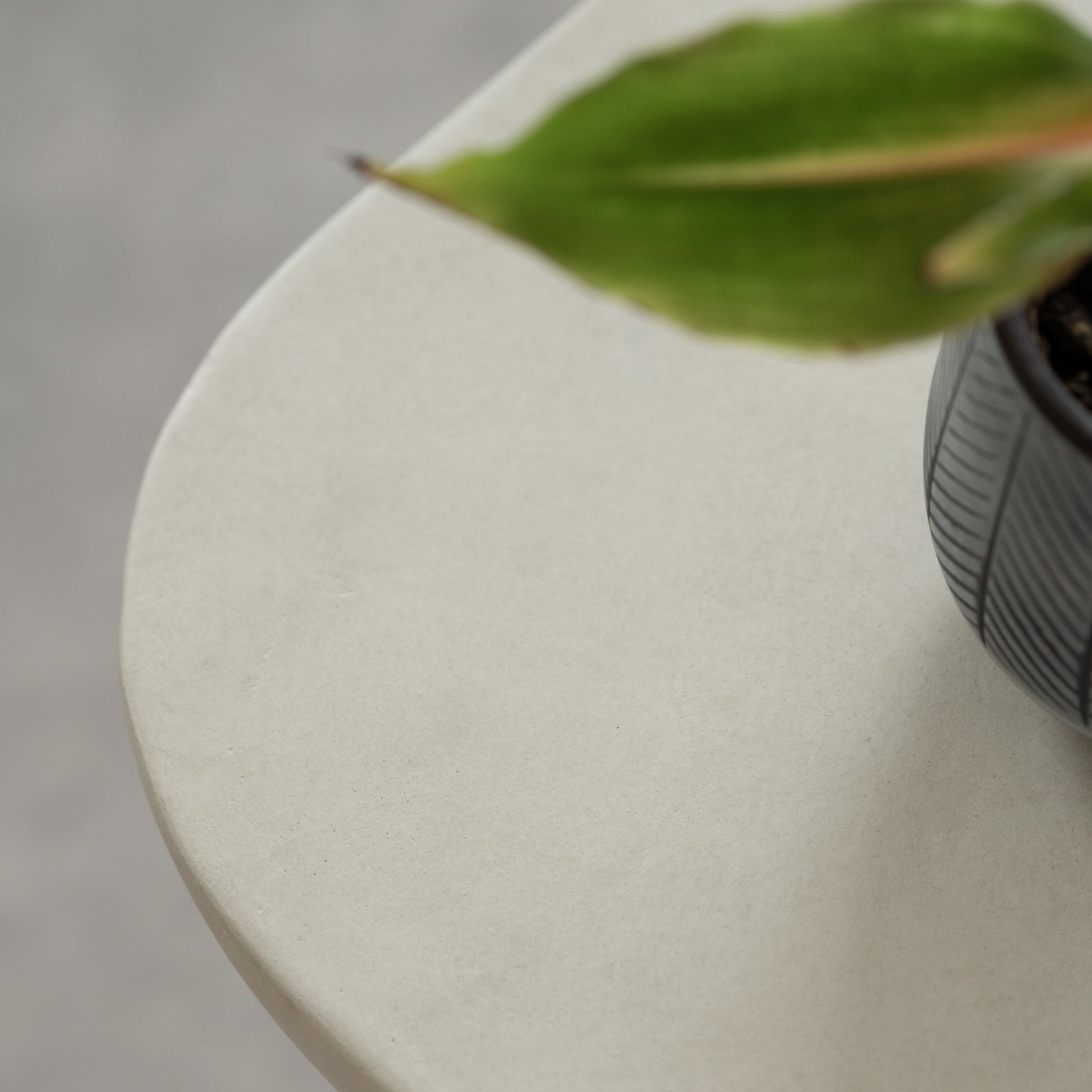 table appoint en beton blanc samui carre rdv deco