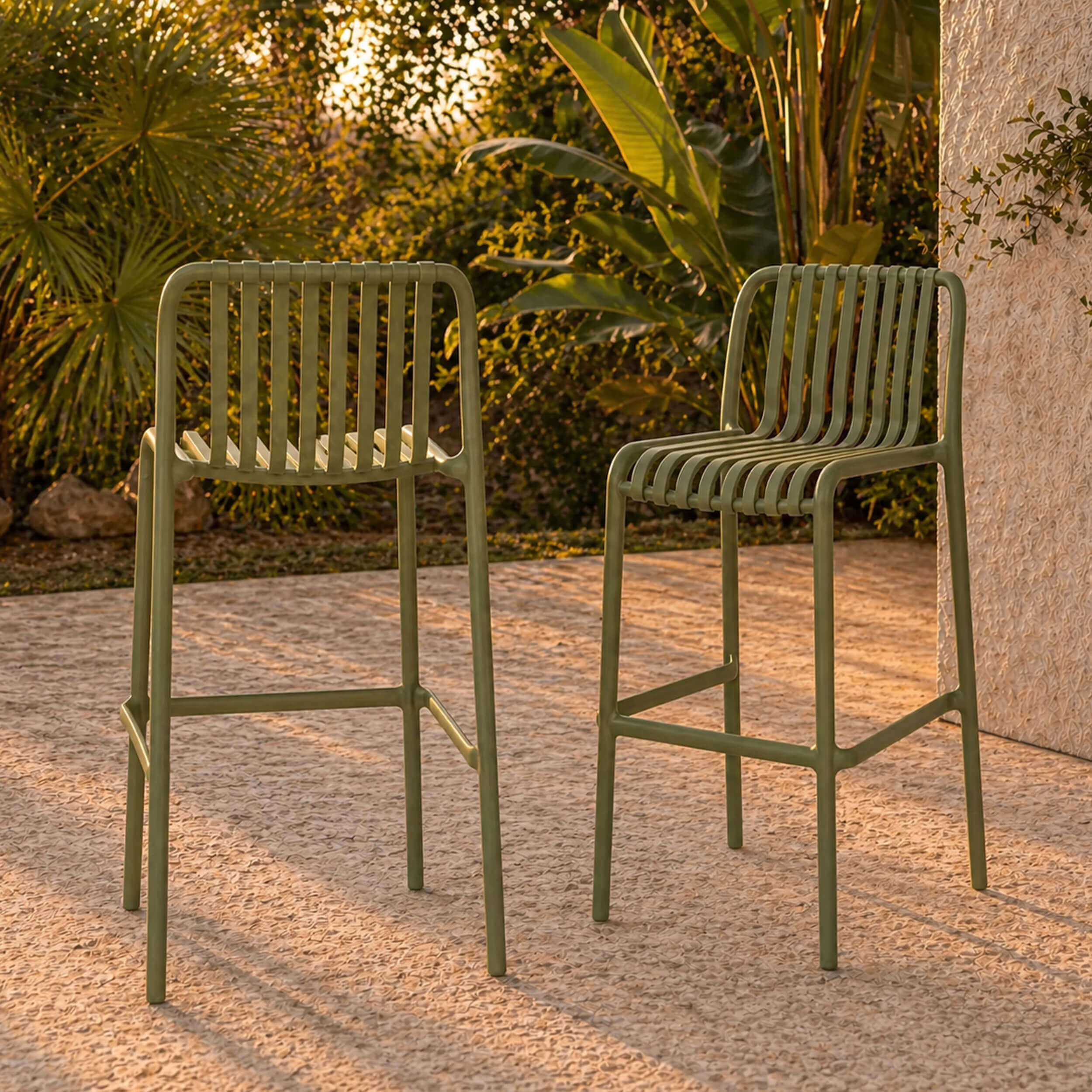 Duo de tabourets de bar outdoor en aluminium lattes vert olive, terrasse ensoleillée et végétation tropicale – Rendez-vous Déco