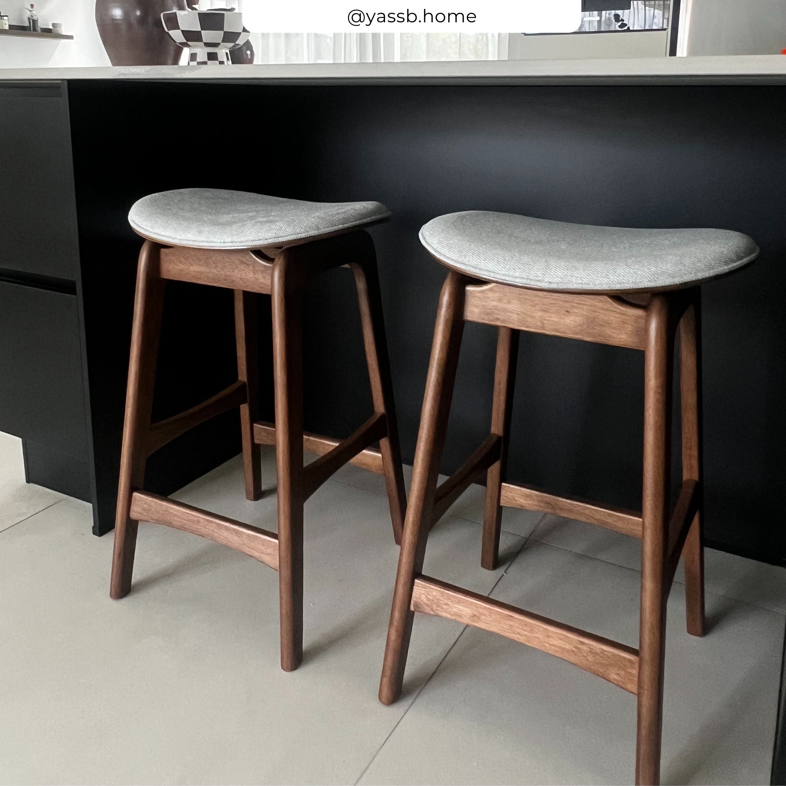 Tabouret pour îlot central Jude 65,5 cm en bois foncé et tissu gris clair (lot de 2)