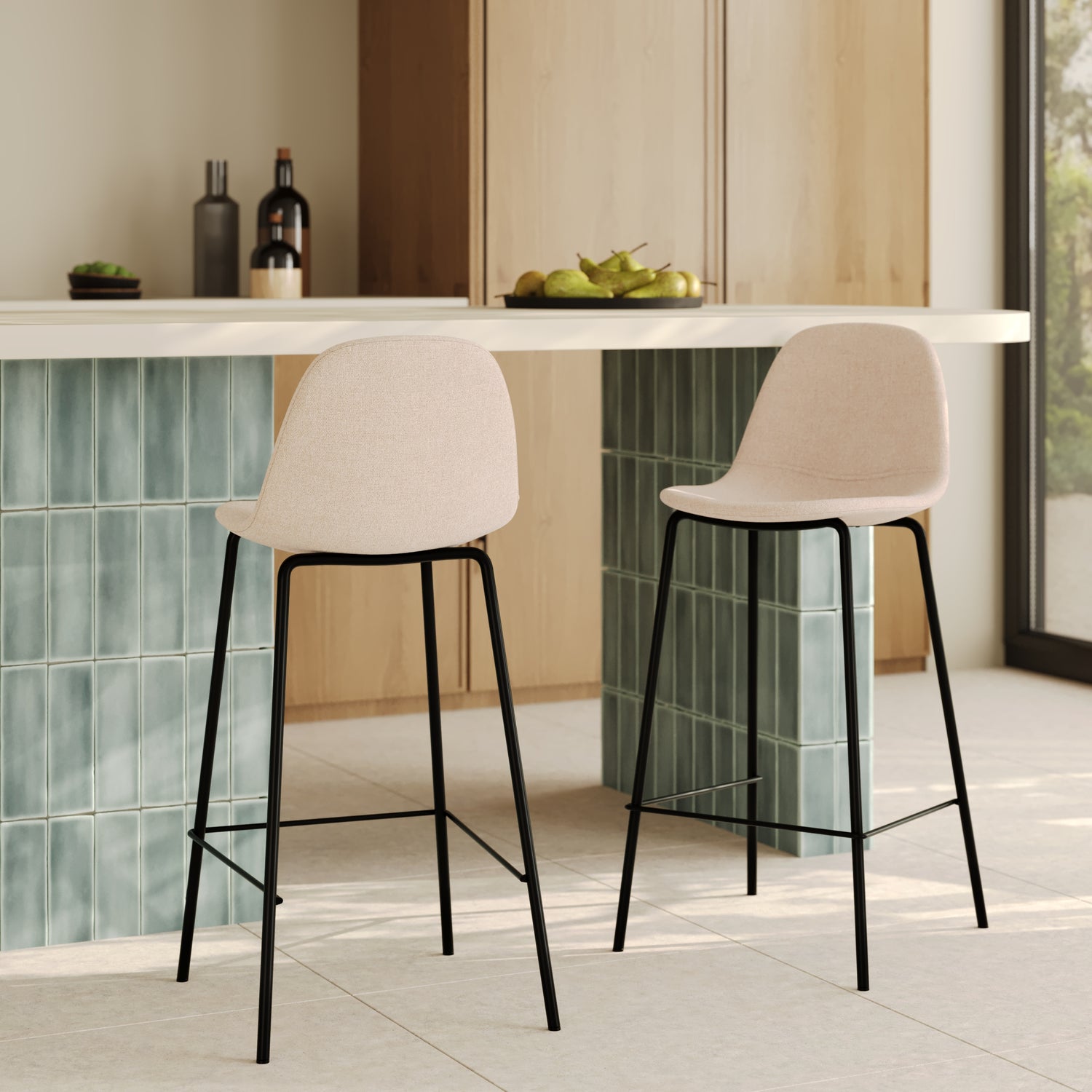 Tabouret de bar en tissu beige et pieds noirs devant un îlot de cuisine, Rendez Vous Déco.