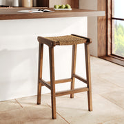 Tabouret pour îlot central 66 cm Omaha en teck vernis et tissage synthétique