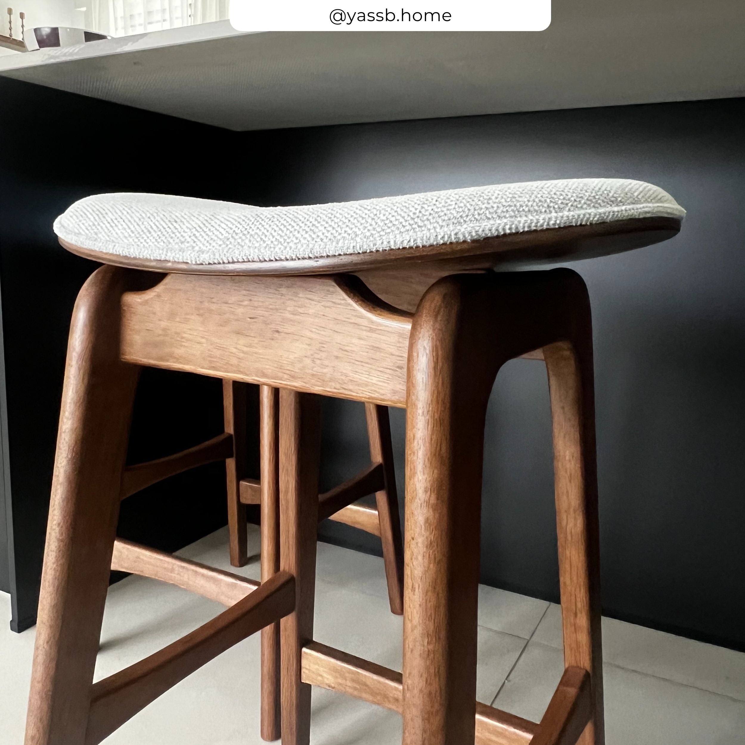 Tabouret pour îlot central Jude 65,5 cm en bois foncé et tissu gris clair (lot de 2)