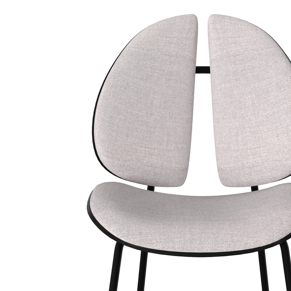 une chaise coccinelle en tissu gris et bois noir