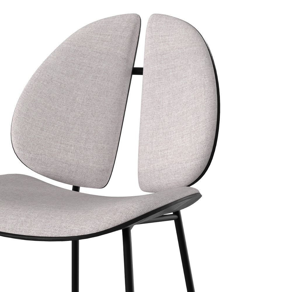 une chaise en tissu gris et bois noir cocinelle