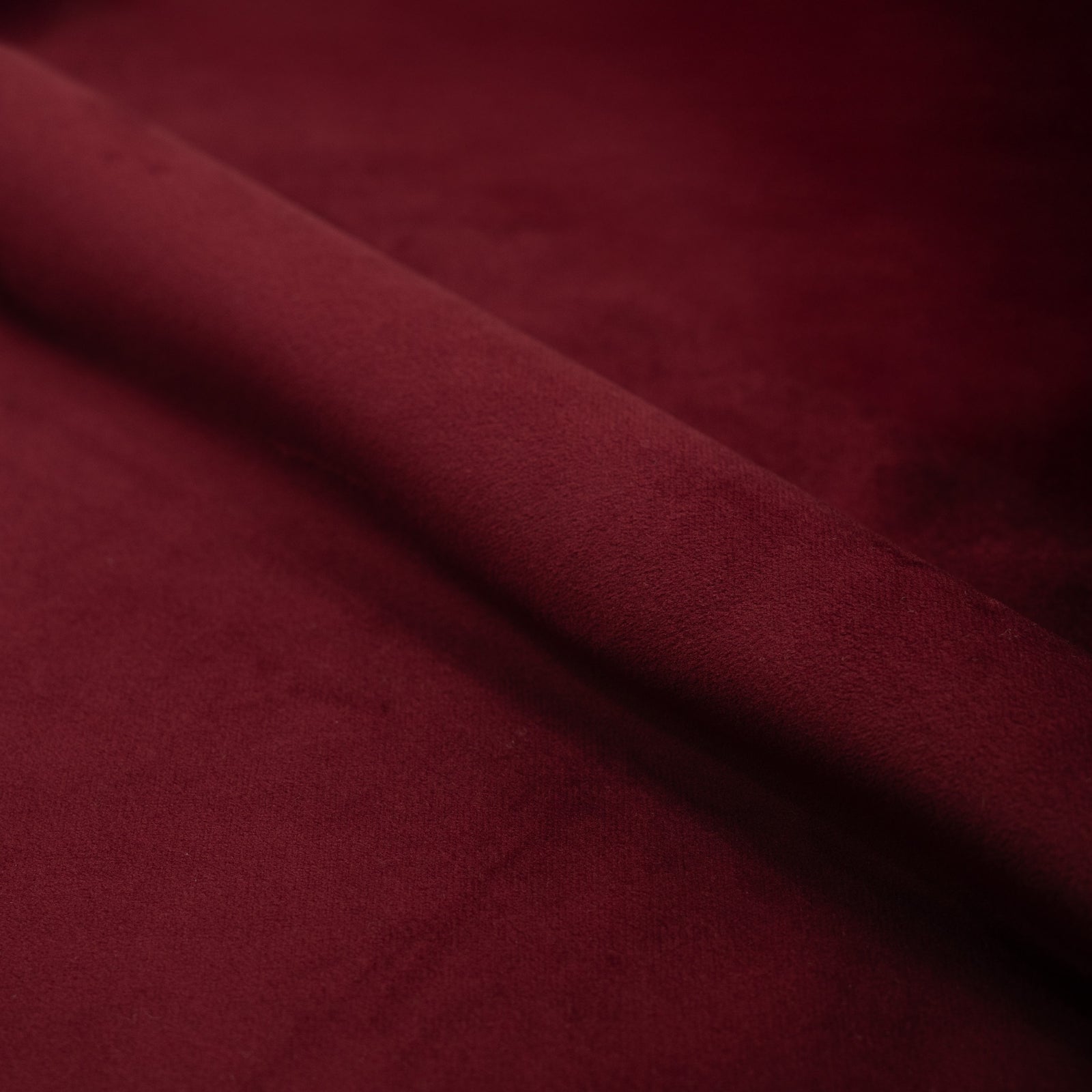velours soyeux bordeaux canape gatsby pieds dores