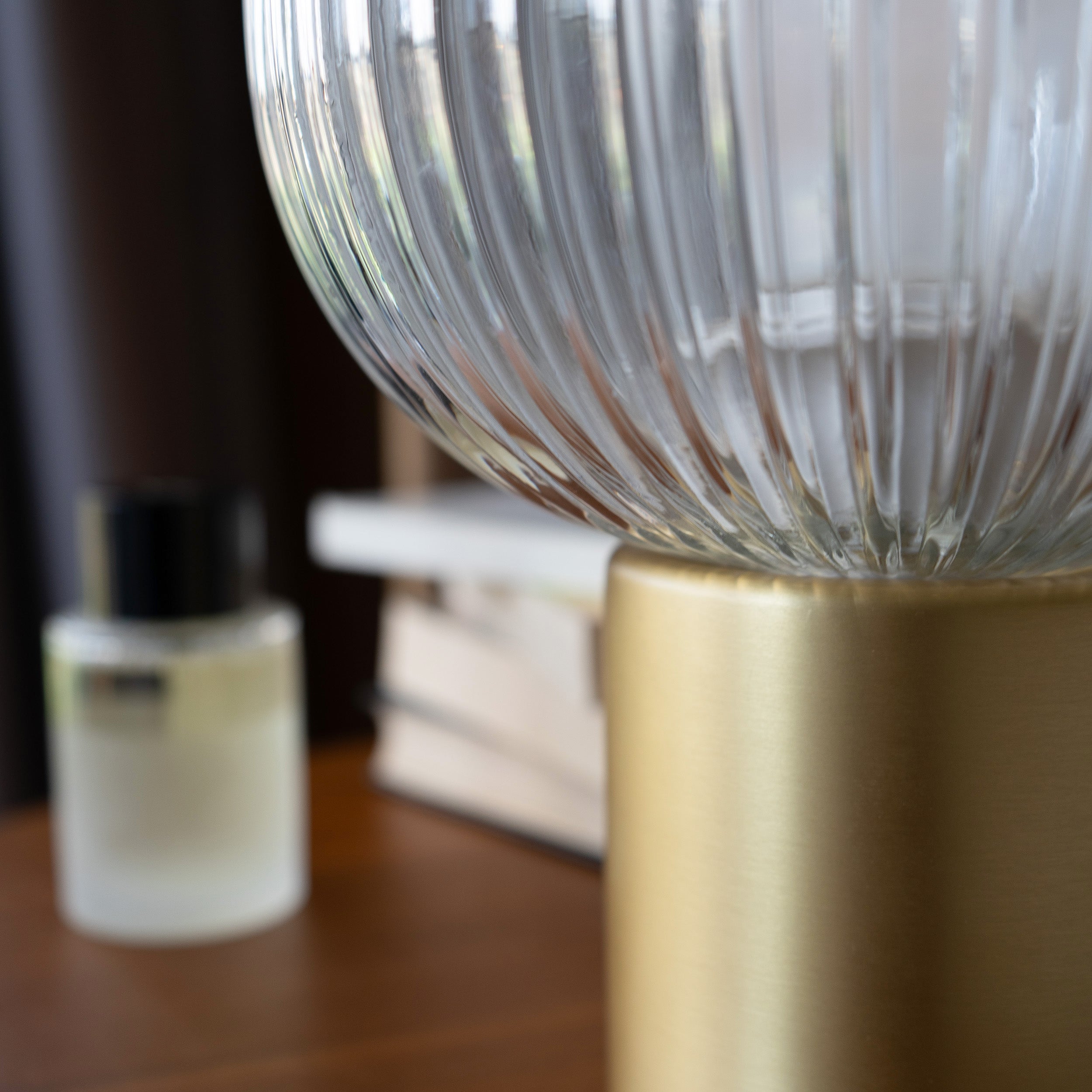 zoom lou lampe a poser verre cannele et dore