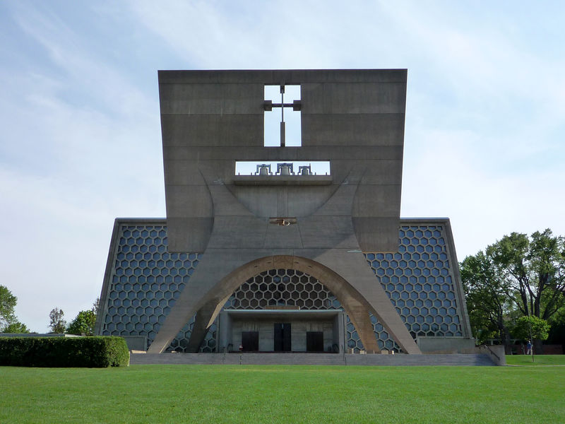 église en béton dessinée par Marcel Breuer