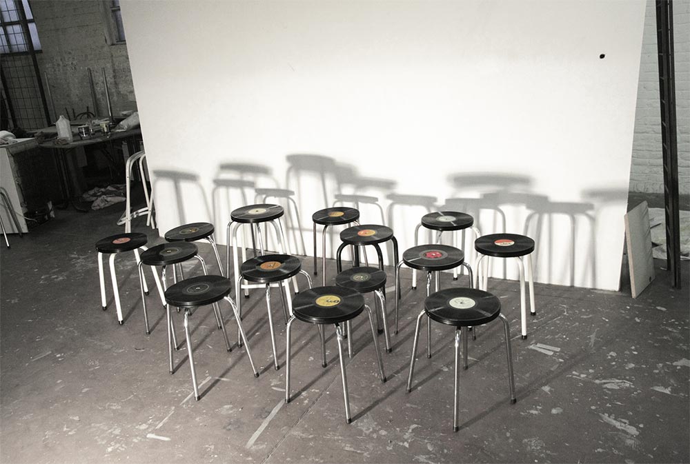 33 stools, tabourets réalisés à partir de vinyles recyclés