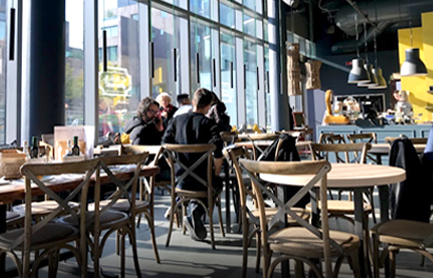 Acheter des tables et des chaises pour un restaurant